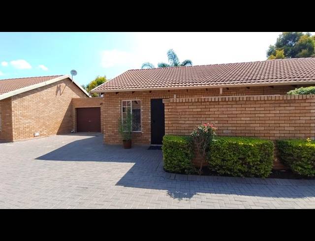 2 BEDROOM TOWNHOUSE FOR SALE IN SINOVILLE